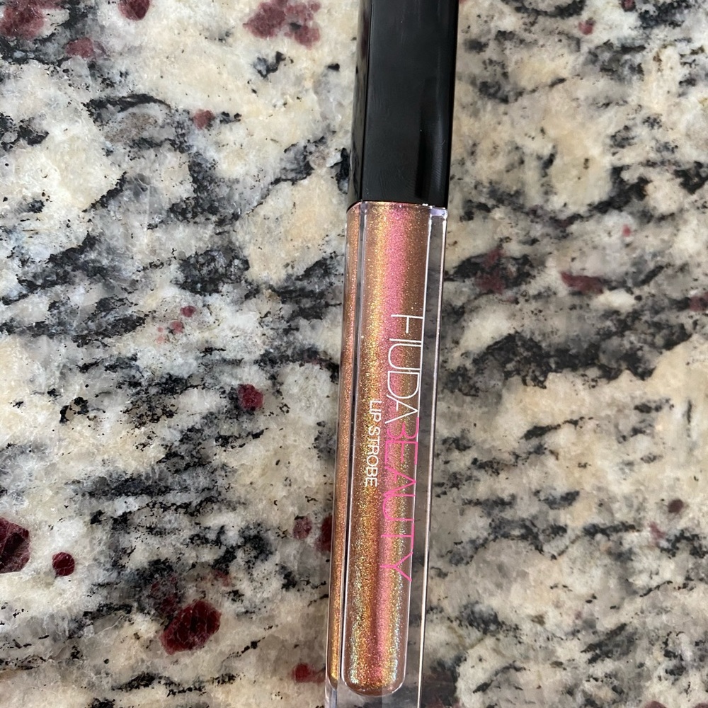 HUDA BEAUTY LIP STROBE “SHAMELESS”